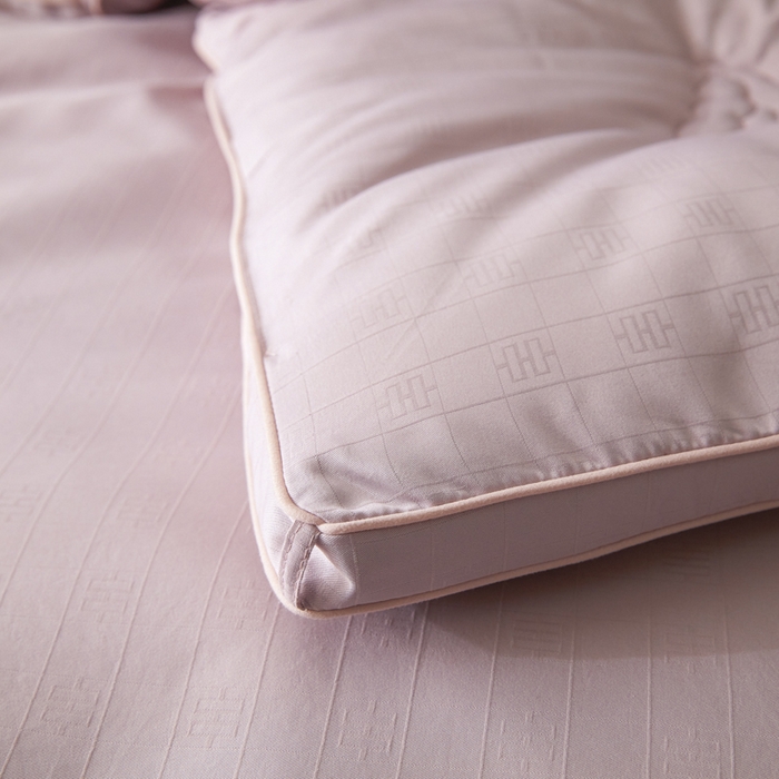 91家纺网 家纺一手货源 找家纺 置顶家纺 2024新款贡缎提花大豆纤维被子被芯--棚拍图 串串格-浅豆沙