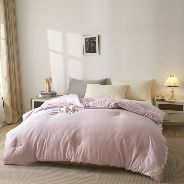 91家纺网 家纺一手货源 找家纺 置顶家纺 2024新款贡缎提花大豆纤维被子被芯--棚拍图 串串格-浅豆沙