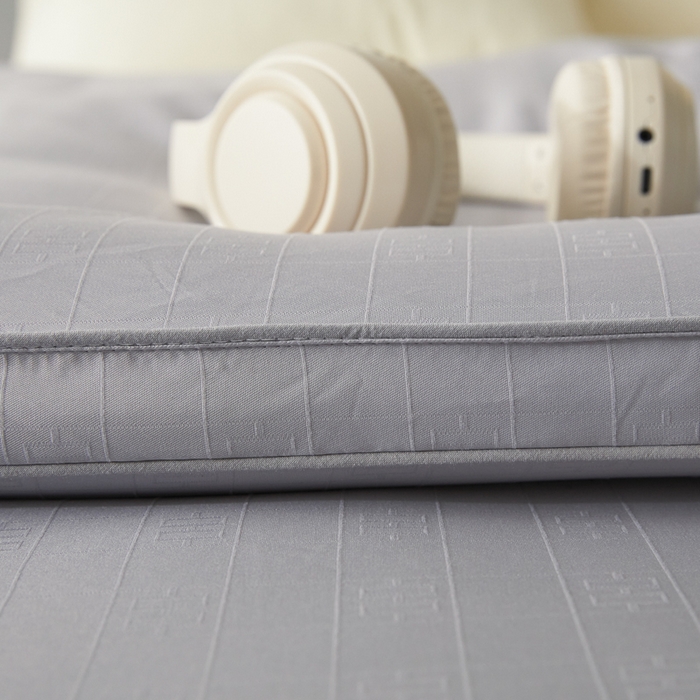 91家纺网 家纺一手货源 找家纺 置顶家纺 2024新款贡缎提花大豆纤维被子被芯--棚拍图 串串格-经典灰