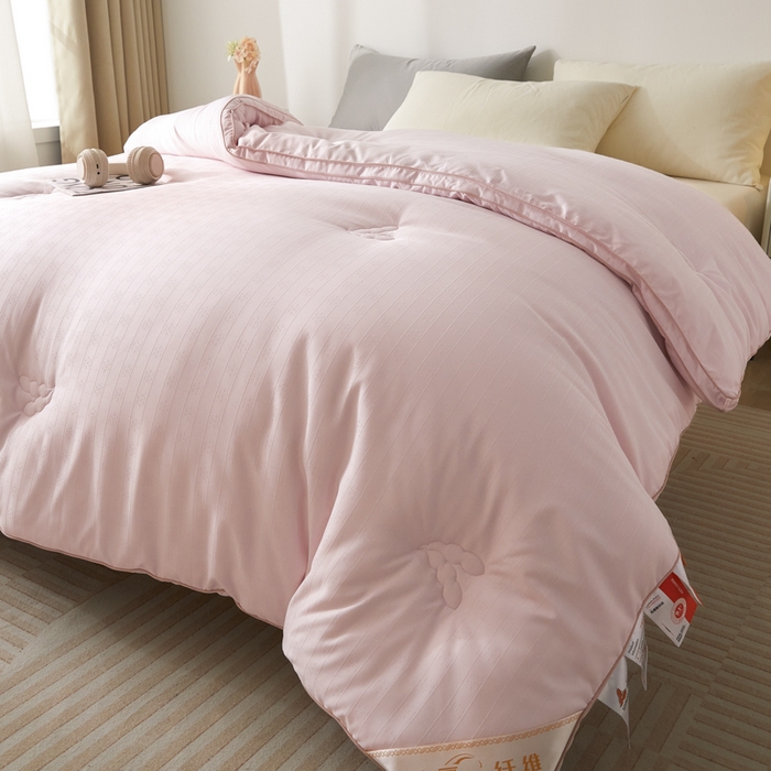 91家纺网 家纺一手货源 找家纺 置顶家纺 2024新款贡缎提花大豆纤维被子被芯--棚拍图 串串格-果粉