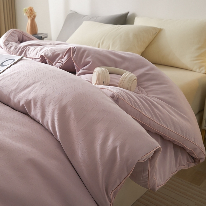 91家纺网 家纺一手货源 找家纺 置顶家纺 2024新款贡缎提花大豆纤维被子被芯--棚拍图 串串格-浅豆沙