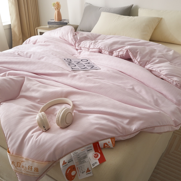 91家纺网 家纺一手货源 找家纺 置顶家纺 2024新款贡缎提花大豆纤维被子被芯--棚拍图 串串格-果粉