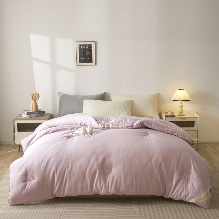 91家纺网 家纺一手货源 找家纺 置顶家纺 2024新款贡缎提花大豆纤维被子被芯--棚拍图 串串格-浅豆沙