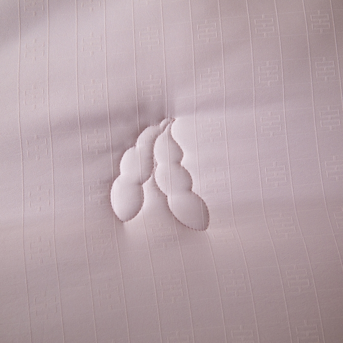 91家纺网 家纺一手货源 找家纺 置顶家纺 2024新款贡缎提花大豆纤维被子被芯--棚拍图 串串格-浅豆沙