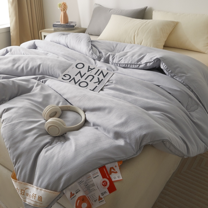 91家纺网 家纺一手货源 找家纺 置顶家纺 2024新款贡缎提花大豆纤维被子被芯--棚拍图 串串格-经典灰