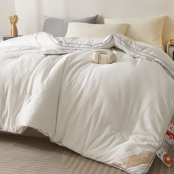 91家纺网 家纺一手货源 找家纺 置顶家纺 2024新款贡缎提花大豆纤维被子被芯--棚拍图 串串格-大气白色