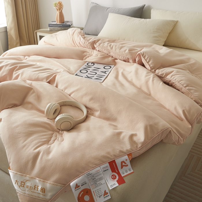 91家纺网 家纺一手货源 找家纺 置顶家纺 2024新款贡缎提花大豆纤维被子被芯--棚拍图 串串格-温馨玉色