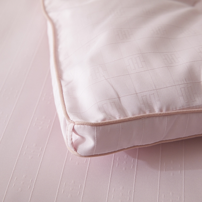 91家纺网 家纺一手货源 找家纺 置顶家纺 2024新款贡缎提花大豆纤维被子被芯--棚拍图 串串格-果粉