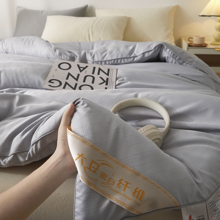 91家纺网 家纺一手货源 找家纺 置顶家纺 2024新款贡缎提花大豆纤维被子被芯--棚拍图 串串格-经典灰