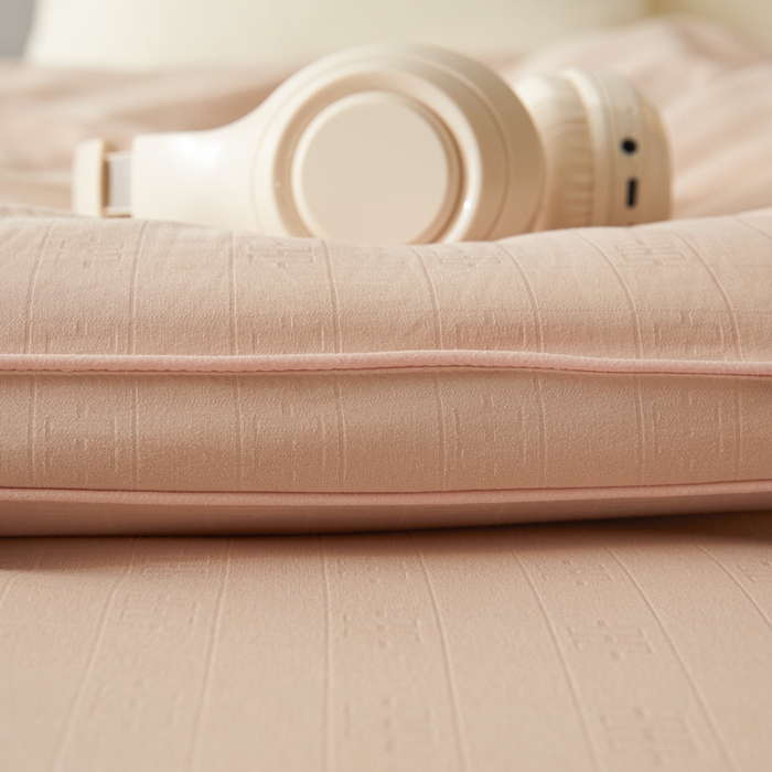 91家纺网 家纺一手货源 找家纺 置顶家纺 2024新款贡缎提花大豆纤维被子被芯--棚拍图 串串格-温馨玉色