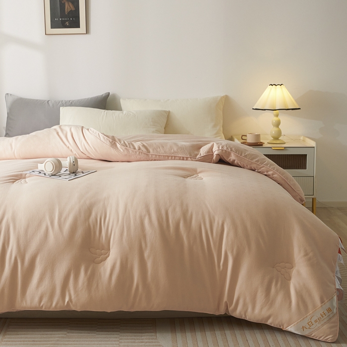 91家纺网 家纺一手货源 找家纺 置顶家纺 2024新款贡缎提花大豆纤维被子被芯--棚拍图 串串格-温馨玉色