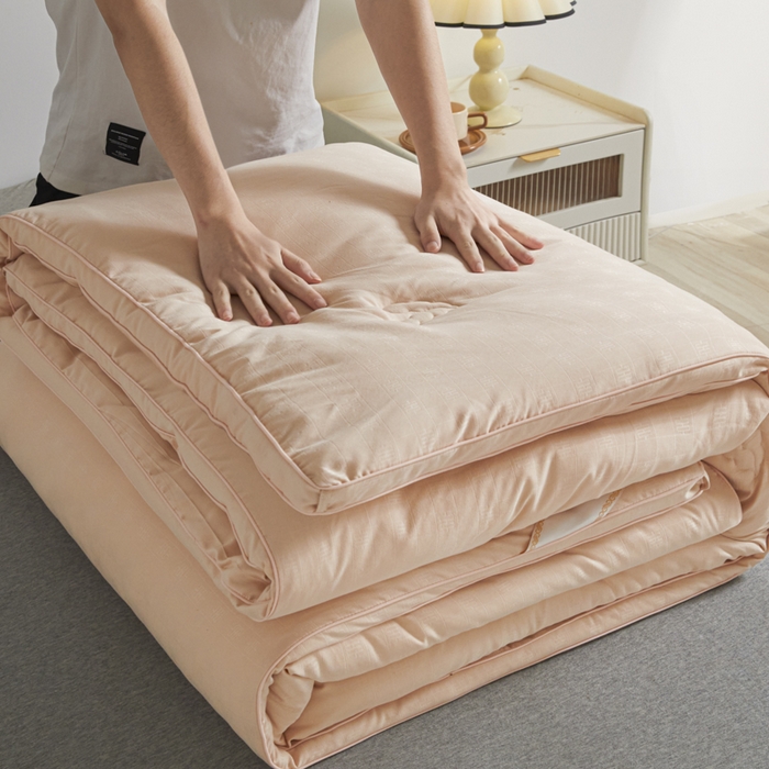 91家纺网 家纺一手货源 找家纺 置顶家纺 2024新款贡缎提花大豆纤维被子被芯--棚拍图 串串格-温馨玉色