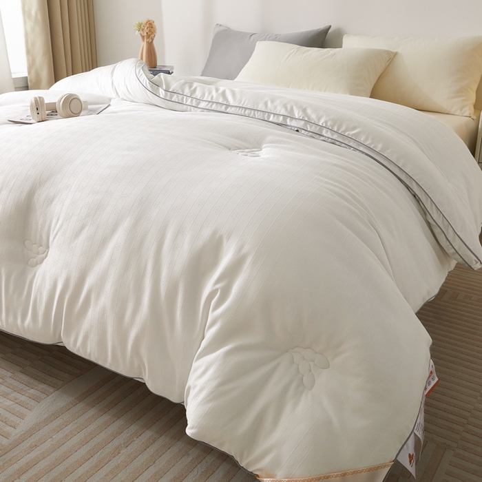 91家纺网 家纺一手货源 找家纺 置顶家纺 2024新款贡缎提花大豆纤维被子被芯--棚拍图 串串格-大气白色