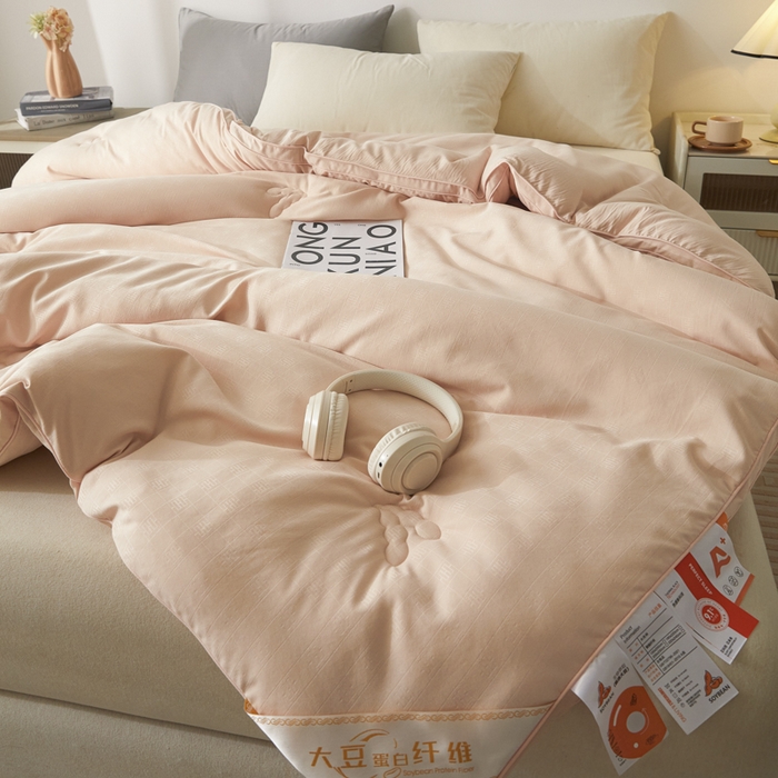 91家纺网 家纺一手货源 找家纺 置顶家纺 2024新款贡缎提花大豆纤维被子被芯--棚拍图 串串格-温馨玉色