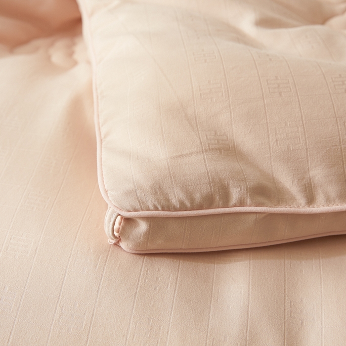 91家纺网 家纺一手货源 找家纺 置顶家纺 2024新款贡缎提花大豆纤维被子被芯--棚拍图 串串格-温馨玉色