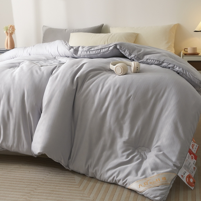 91家纺网 家纺一手货源 找家纺 置顶家纺 2024新款贡缎提花大豆纤维被子被芯--棚拍图 串串格-经典灰