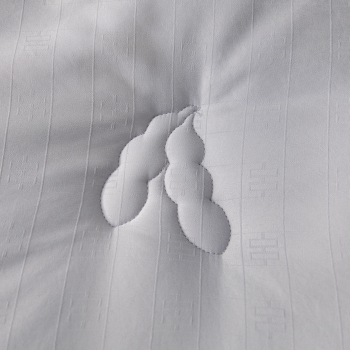 91家纺网 家纺一手货源 找家纺 置顶家纺 2024新款贡缎提花大豆纤维被子被芯--棚拍图 串串格-经典灰