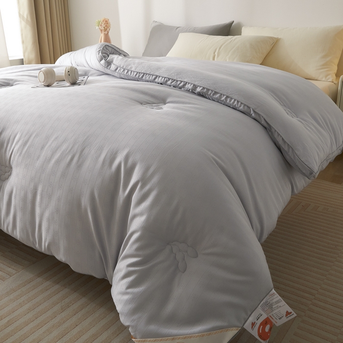 91家纺网 家纺一手货源 找家纺 置顶家纺 2024新款贡缎提花大豆纤维被子被芯--棚拍图 串串格-经典灰