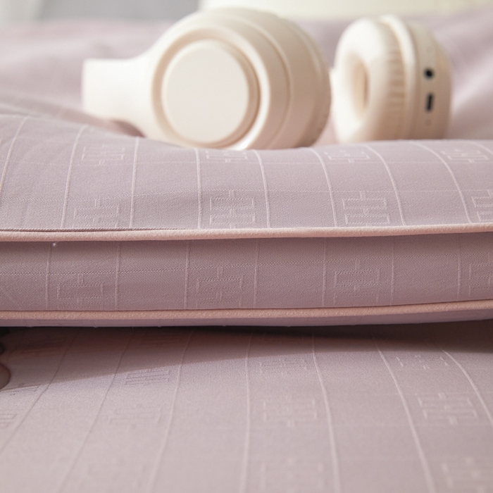 91家纺网 家纺一手货源 找家纺 置顶家纺 2024新款贡缎提花大豆纤维被子被芯--棚拍图 串串格-浅豆沙