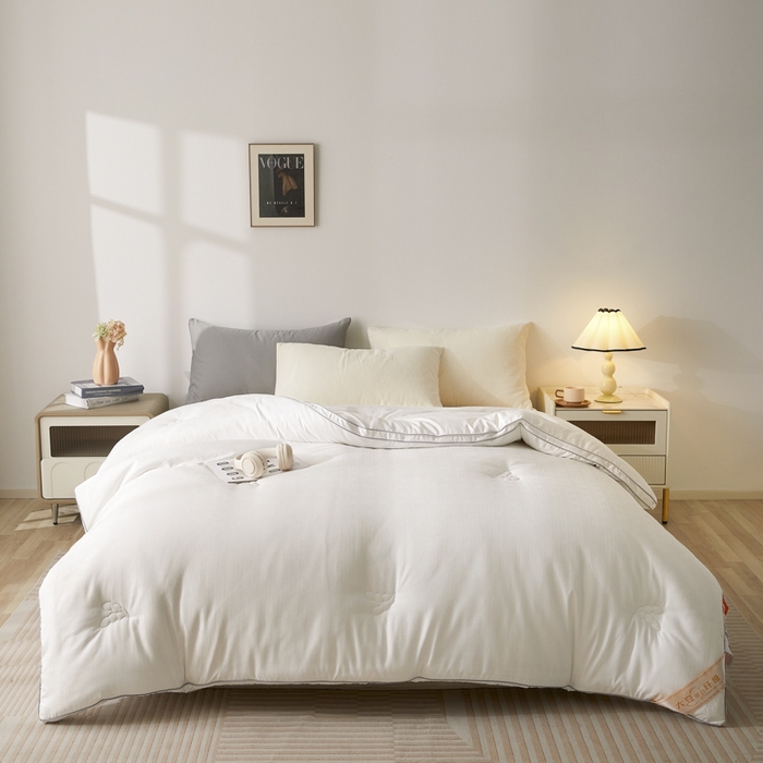 91家纺网 家纺一手货源 找家纺 置顶家纺 2024新款贡缎提花大豆纤维被子被芯--棚拍图 串串格-大气白色