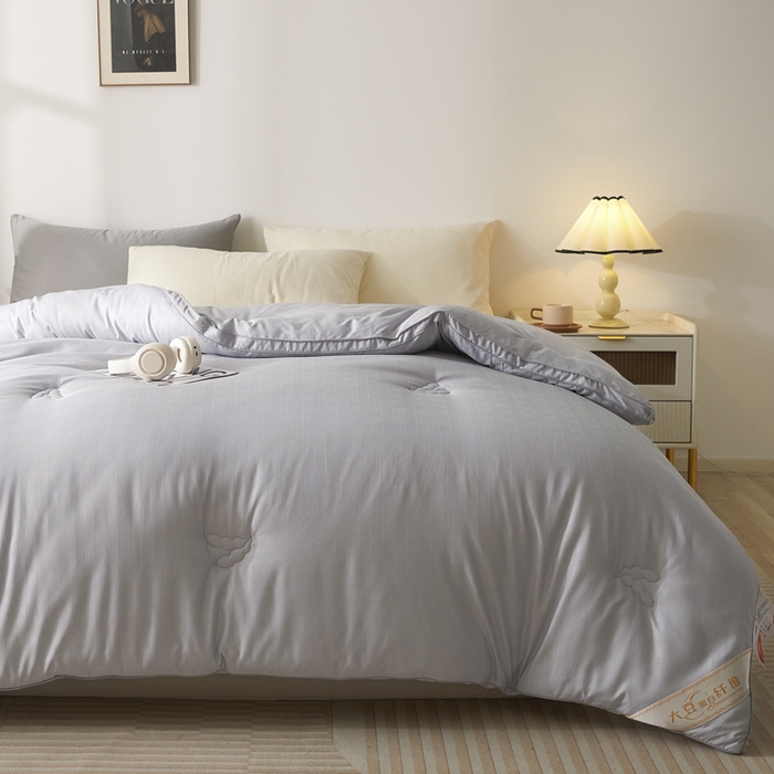 91家纺网 家纺一手货源 找家纺 置顶家纺 2024新款贡缎提花大豆纤维被子被芯--棚拍图 串串格-经典灰