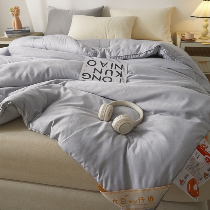 91家纺网 家纺一手货源 找家纺 置顶家纺 2024新款贡缎提花大豆纤维被子被芯--棚拍图 串串格-经典灰
