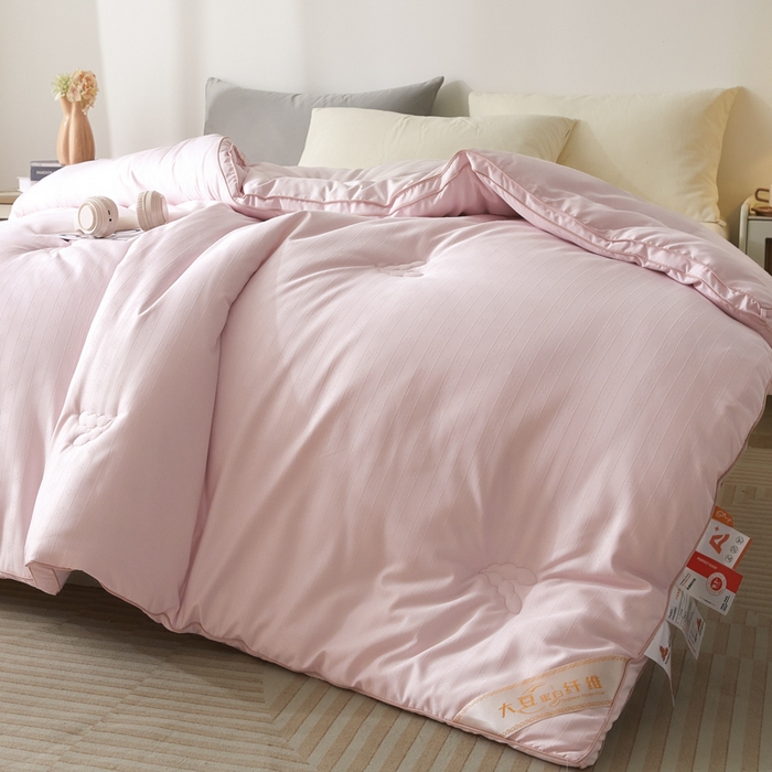 91家纺网 家纺一手货源 找家纺 置顶家纺 2024新款贡缎提花大豆纤维被子被芯--棚拍图 串串格-果粉