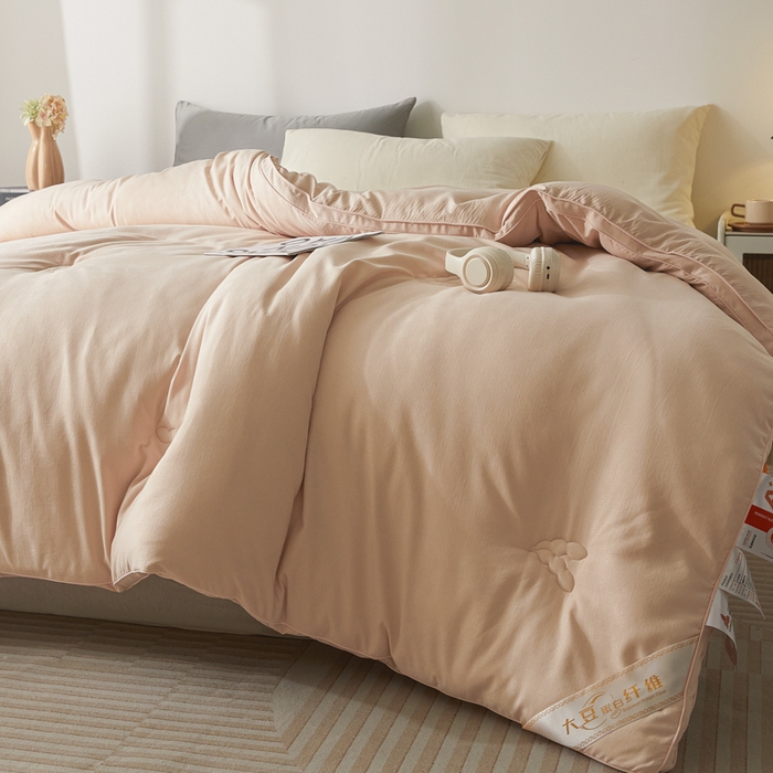 91家纺网 家纺一手货源 找家纺 置顶家纺 2024新款贡缎提花大豆纤维被子被芯--棚拍图 串串格-温馨玉色