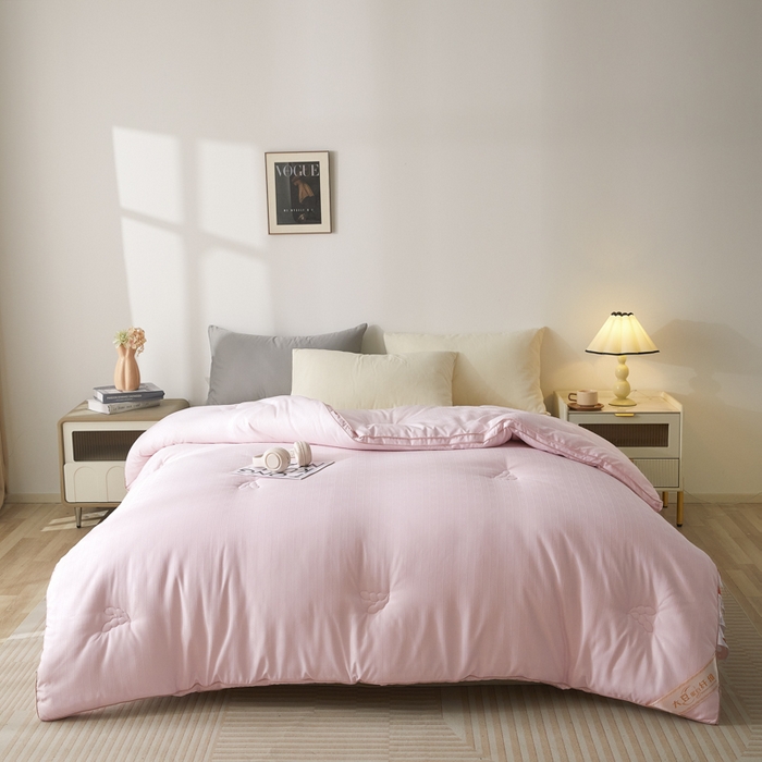 91家纺网 家纺一手货源 找家纺 置顶家纺 2024新款贡缎提花大豆纤维被子被芯--棚拍图 串串格-果粉