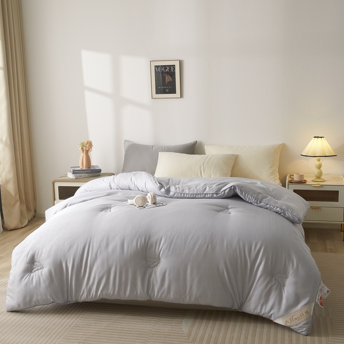 91家纺网 家纺一手货源 找家纺 置顶家纺 2024新款贡缎提花大豆纤维被子被芯--棚拍图 串串格-经典灰