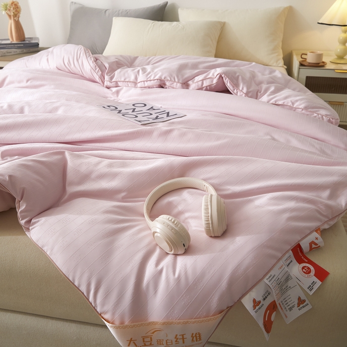 91家纺网 家纺一手货源 找家纺 置顶家纺 2024新款贡缎提花大豆纤维被子被芯--棚拍图 串串格-果粉