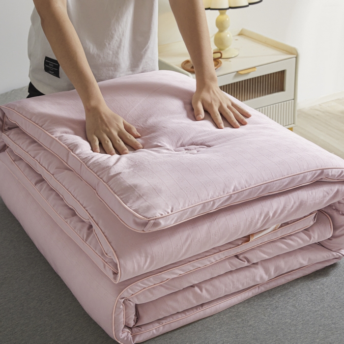 91家纺网 家纺一手货源 找家纺 置顶家纺 2024新款贡缎提花大豆纤维被子被芯--棚拍图 串串格-浅豆沙