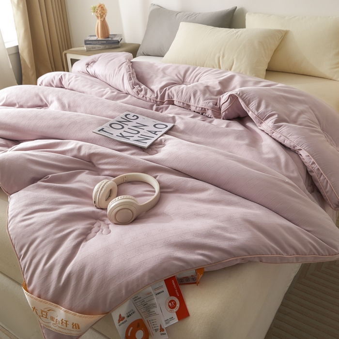 91家纺网 家纺一手货源 找家纺 置顶家纺 2024新款贡缎提花大豆纤维被子被芯--棚拍图 串串格-浅豆沙