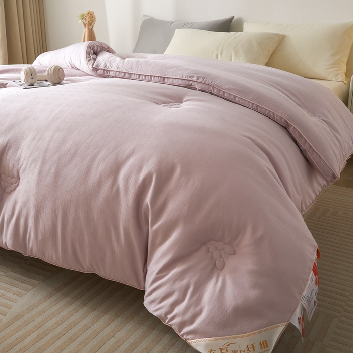 91家纺网 家纺一手货源 找家纺 置顶家纺 2024新款贡缎提花大豆纤维被子被芯--棚拍图 串串格-浅豆沙