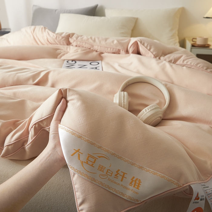 91家纺网 家纺一手货源 找家纺 置顶家纺 2024新款贡缎提花大豆纤维被子被芯--棚拍图 串串格-温馨玉色
