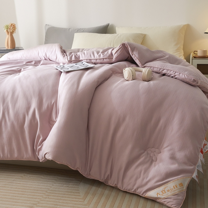 91家纺网 家纺一手货源 找家纺 置顶家纺 2024新款贡缎提花大豆纤维被子被芯--棚拍图 串串格-浅豆沙