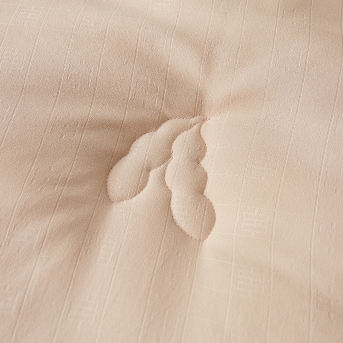 91家纺网 家纺一手货源 找家纺 置顶家纺 2024新款贡缎提花大豆纤维被子被芯--棚拍图 串串格-温馨玉色