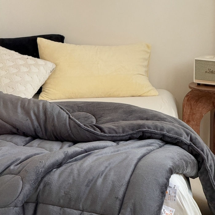 91家纺网 家纺一手货源 找家纺 申龙家纺 2025新款牛奶绒冬被 深灰