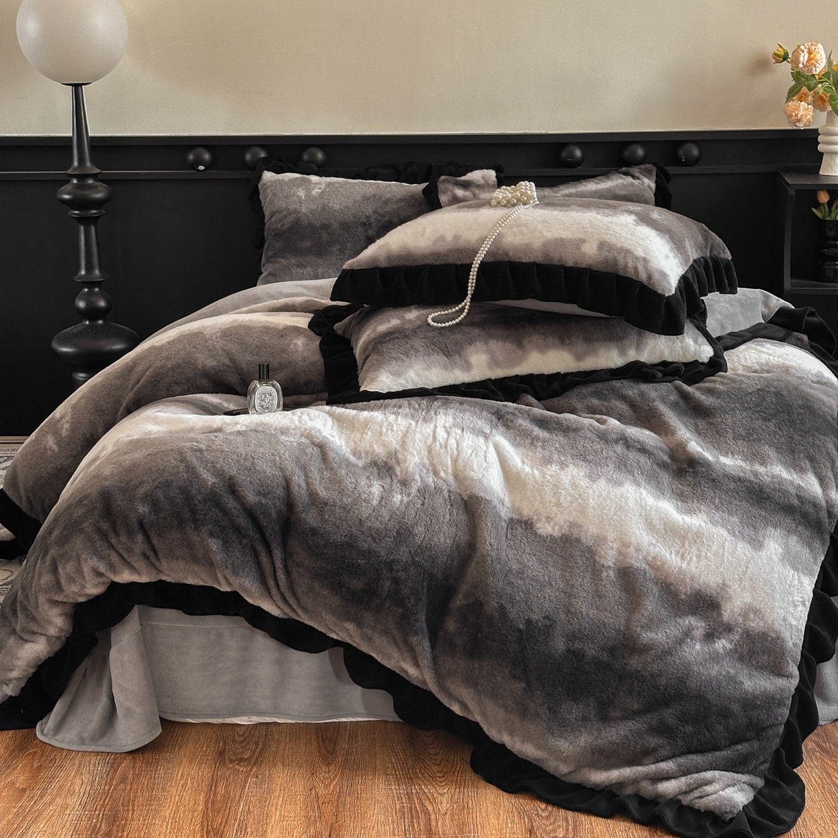 91家纺网 家纺一手货源 找家纺 晚爱家居  2025新款韩版黑色花边美拉德兔毛绒四件套高克重皮草兔绒牛奶绒四件套 极简