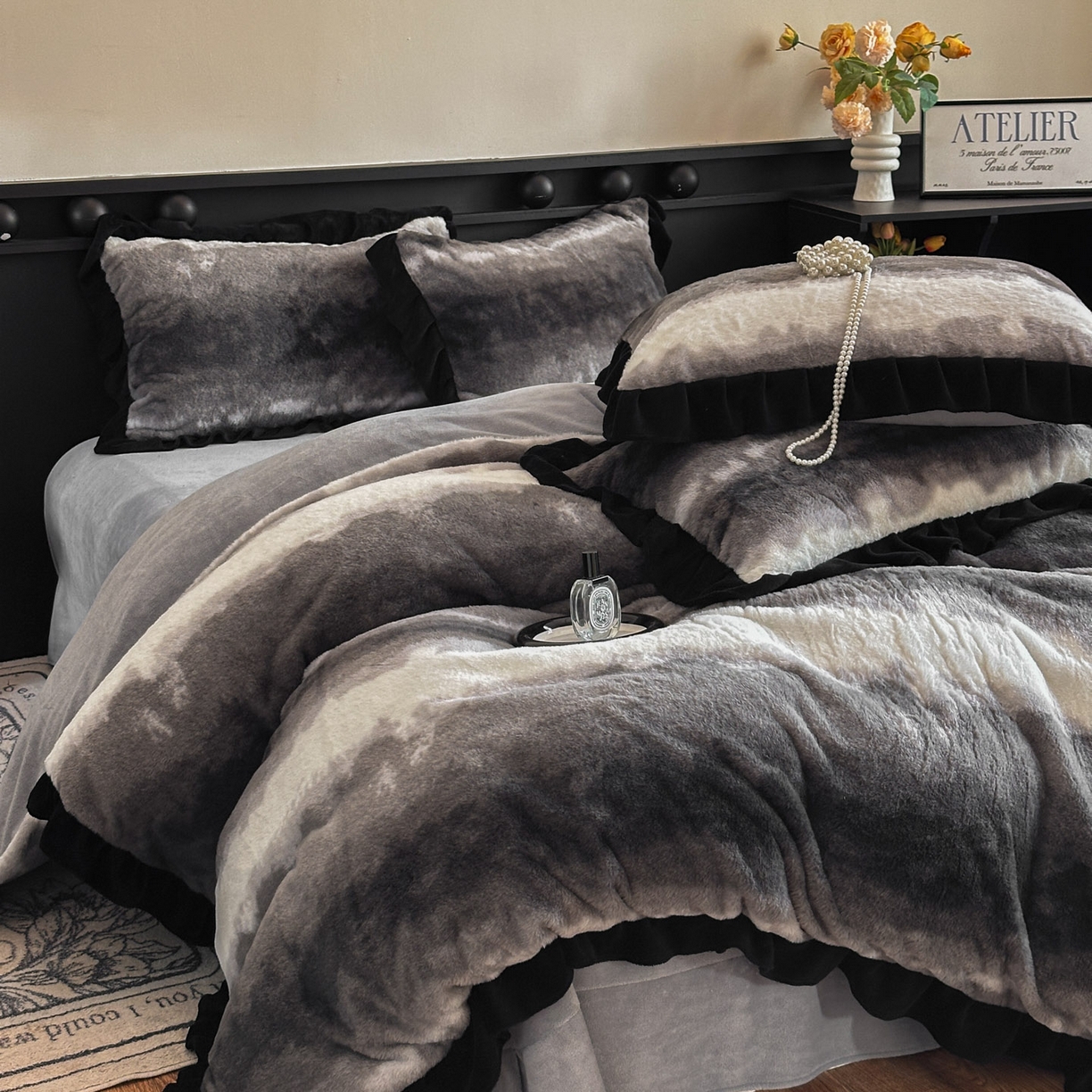 91家纺网 家纺一手货源 找家纺 晚爱家居  2025新款韩版黑色花边美拉德兔毛绒四件套高克重皮草兔绒牛奶绒四件套 极简