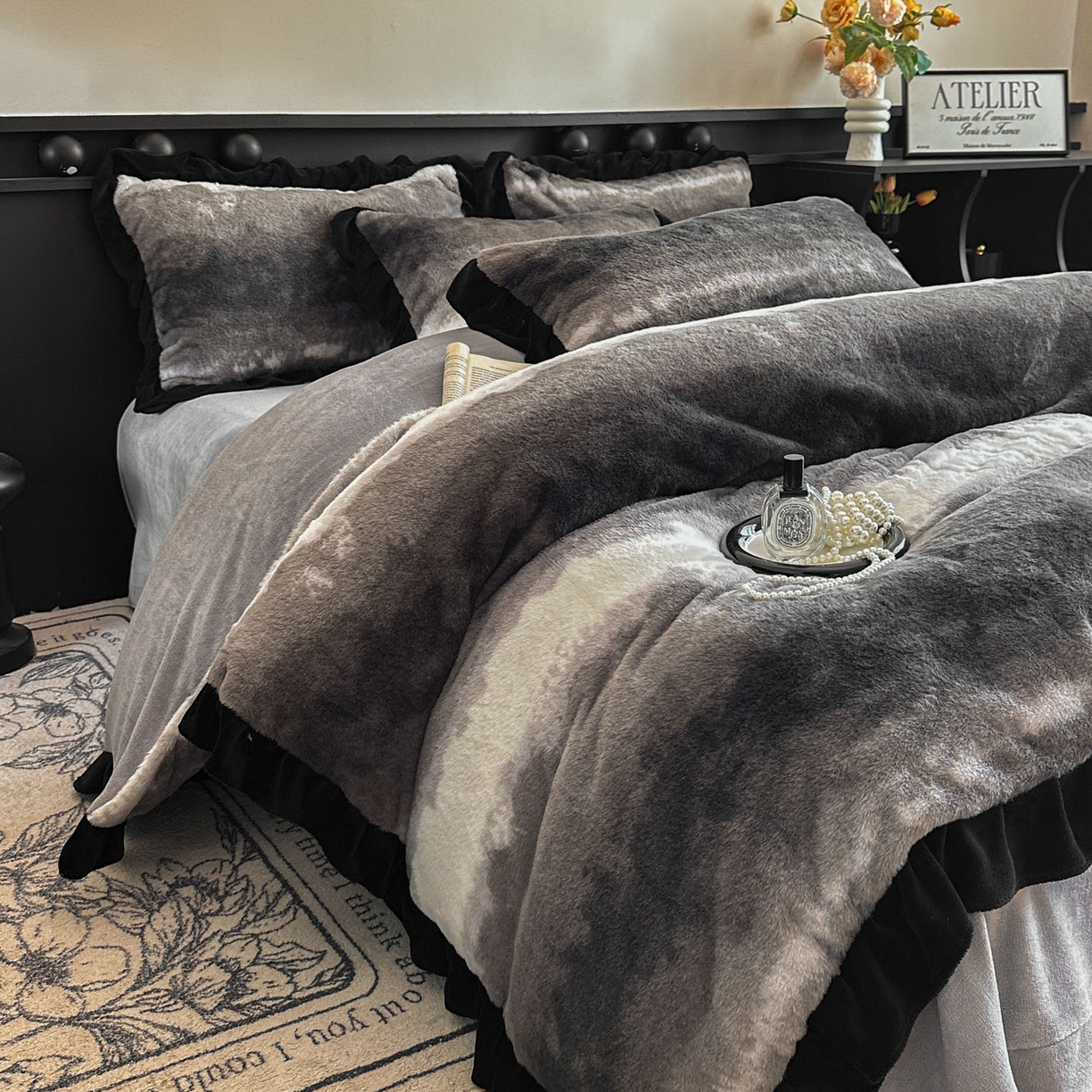 91家纺网 家纺一手货源 找家纺 晚爱家居  2025新款韩版黑色花边美拉德兔毛绒四件套高克重皮草兔绒牛奶绒四件套 极简