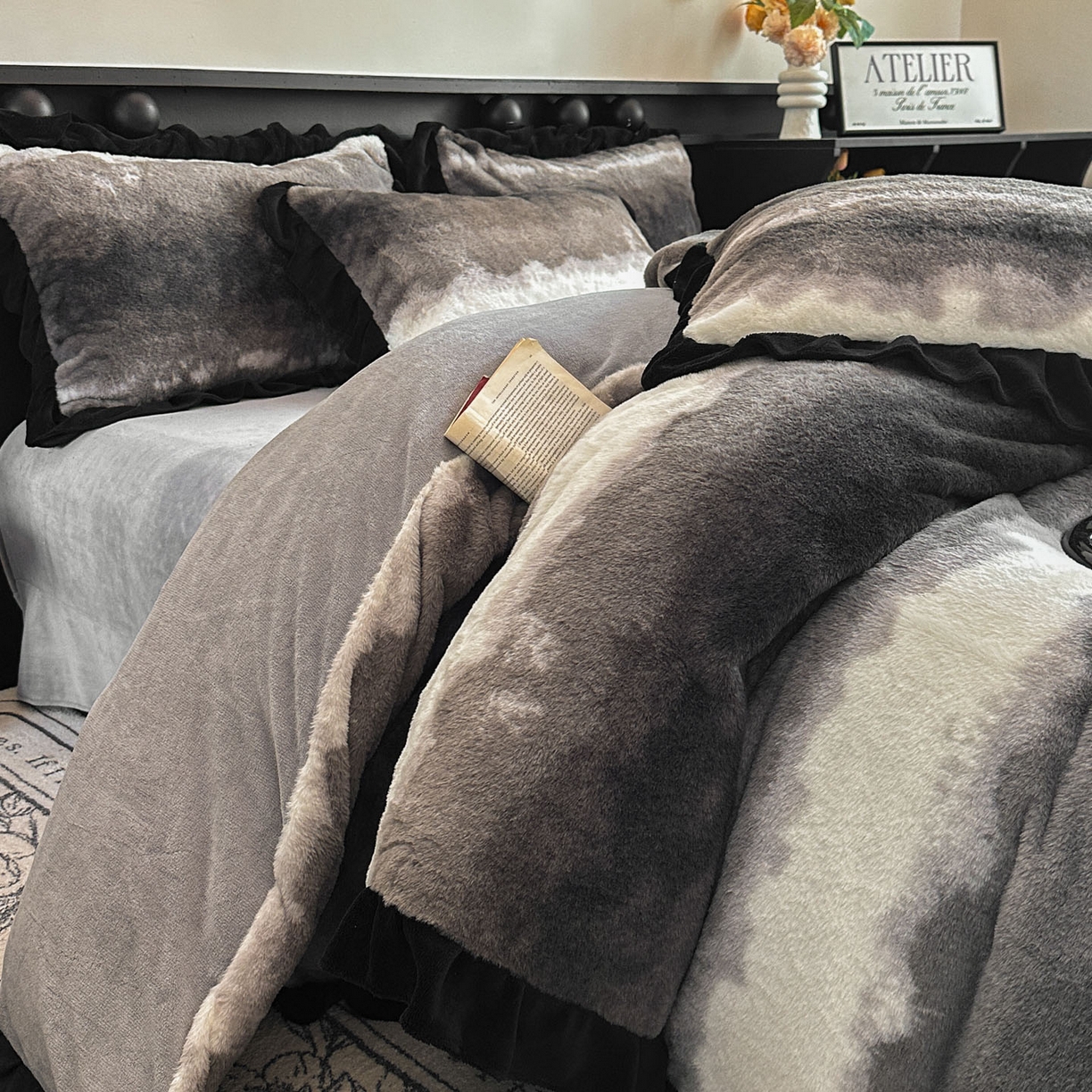 91家纺网 家纺一手货源 找家纺 晚爱家居  2025新款韩版黑色花边美拉德兔毛绒四件套高克重皮草兔绒牛奶绒四件套 极简