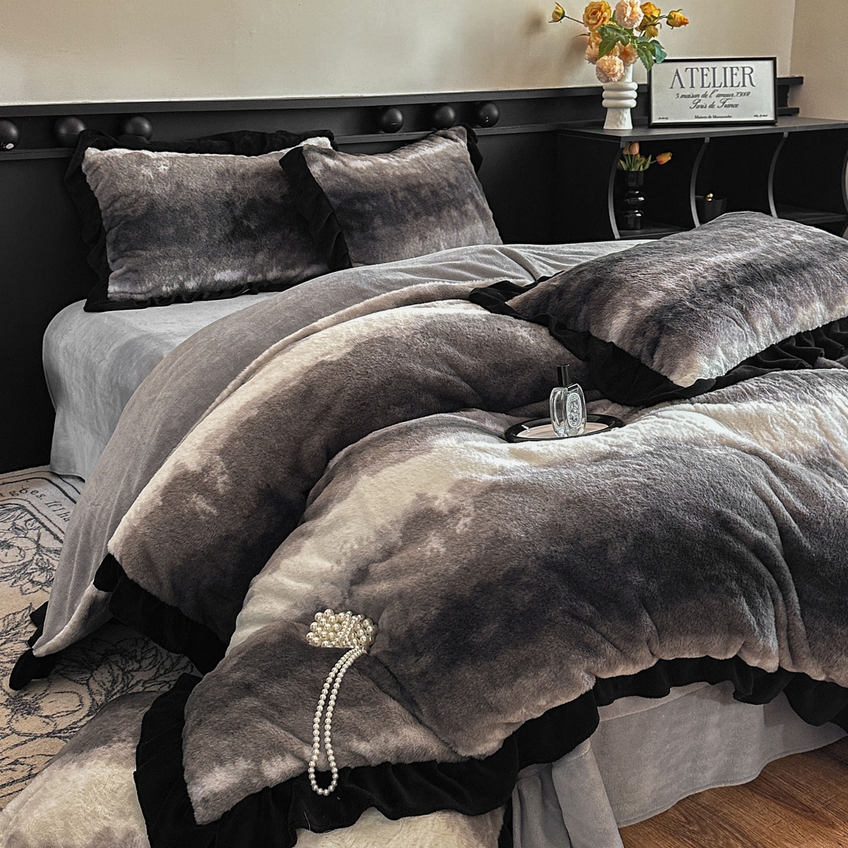 91家纺网 家纺一手货源 找家纺 晚爱家居  2025新款韩版黑色花边美拉德兔毛绒四件套高克重皮草兔绒牛奶绒四件套 极简