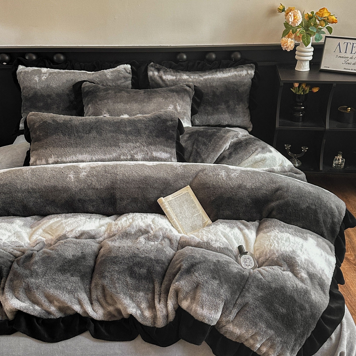 91家纺网 家纺一手货源 找家纺 晚爱家居  2025新款韩版黑色花边美拉德兔毛绒四件套高克重皮草兔绒牛奶绒四件套 极简