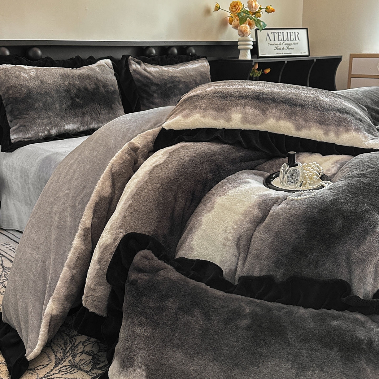 91家纺网 家纺一手货源 找家纺 晚爱家居  2025新款韩版黑色花边美拉德兔毛绒四件套高克重皮草兔绒牛奶绒四件套 极简