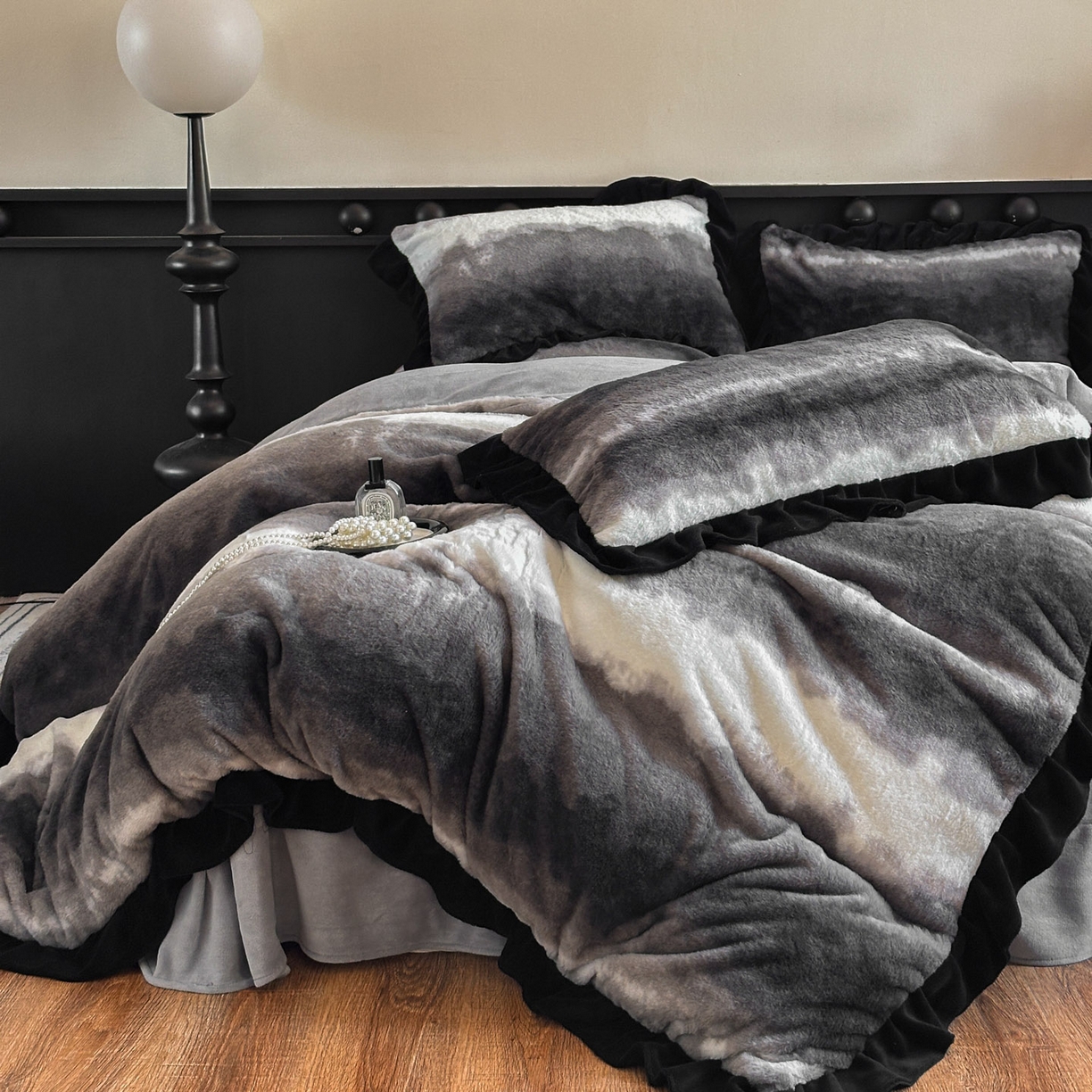 91家纺网 家纺一手货源 找家纺 晚爱家居  2025新款韩版黑色花边美拉德兔毛绒四件套高克重皮草兔绒牛奶绒四件套 极简