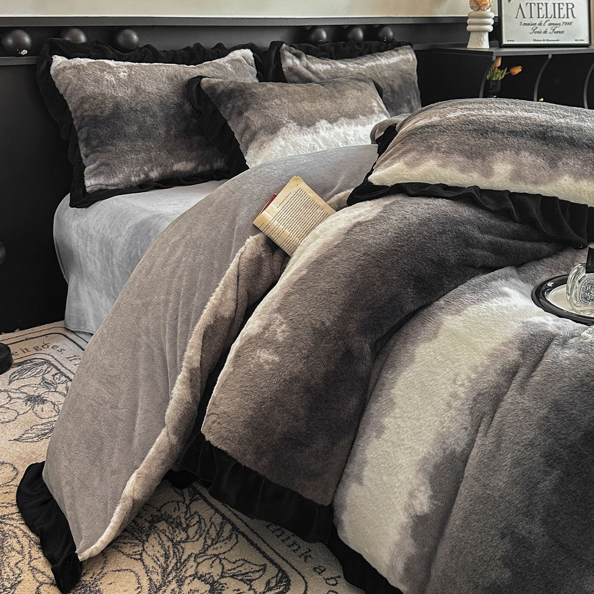 91家纺网 家纺一手货源 找家纺 晚爱家居  2025新款韩版黑色花边美拉德兔毛绒四件套高克重皮草兔绒牛奶绒四件套 极简