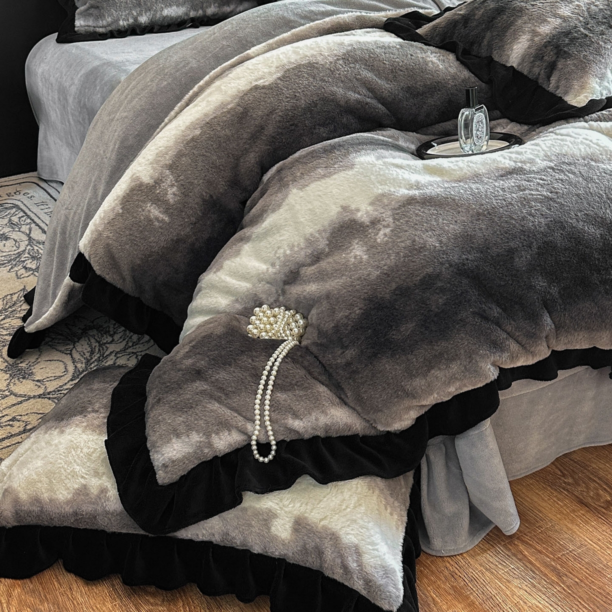 91家纺网 家纺一手货源 找家纺 晚爱家居  2025新款韩版黑色花边美拉德兔毛绒四件套高克重皮草兔绒牛奶绒四件套 极简