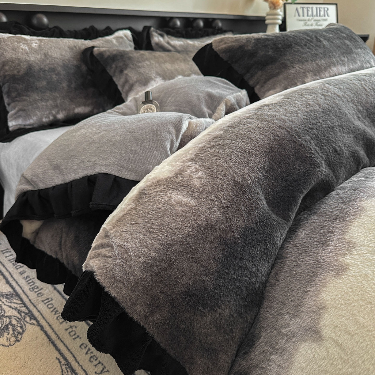 91家纺网 家纺一手货源 找家纺 晚爱家居  2025新款韩版黑色花边美拉德兔毛绒四件套高克重皮草兔绒牛奶绒四件套 极简