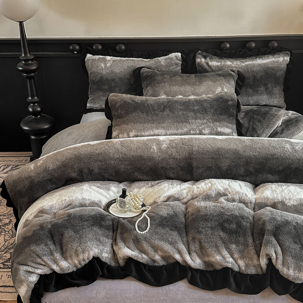 91家纺网 家纺一手货源 找家纺 晚爱家居  2025新款韩版黑色花边美拉德兔毛绒四件套高克重皮草兔绒牛奶绒四件套 极简